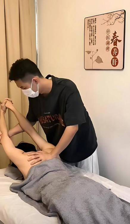 男模大尺度裸体写真的相关介绍
