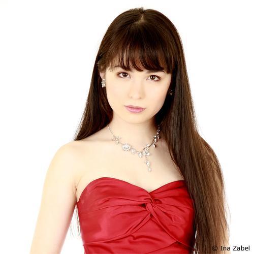 《裸露巨乳人妻》的相关介绍