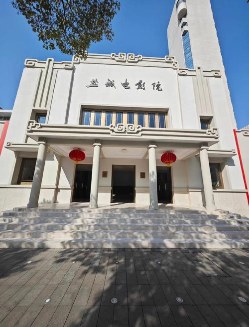 男人操美女老师的相关介绍