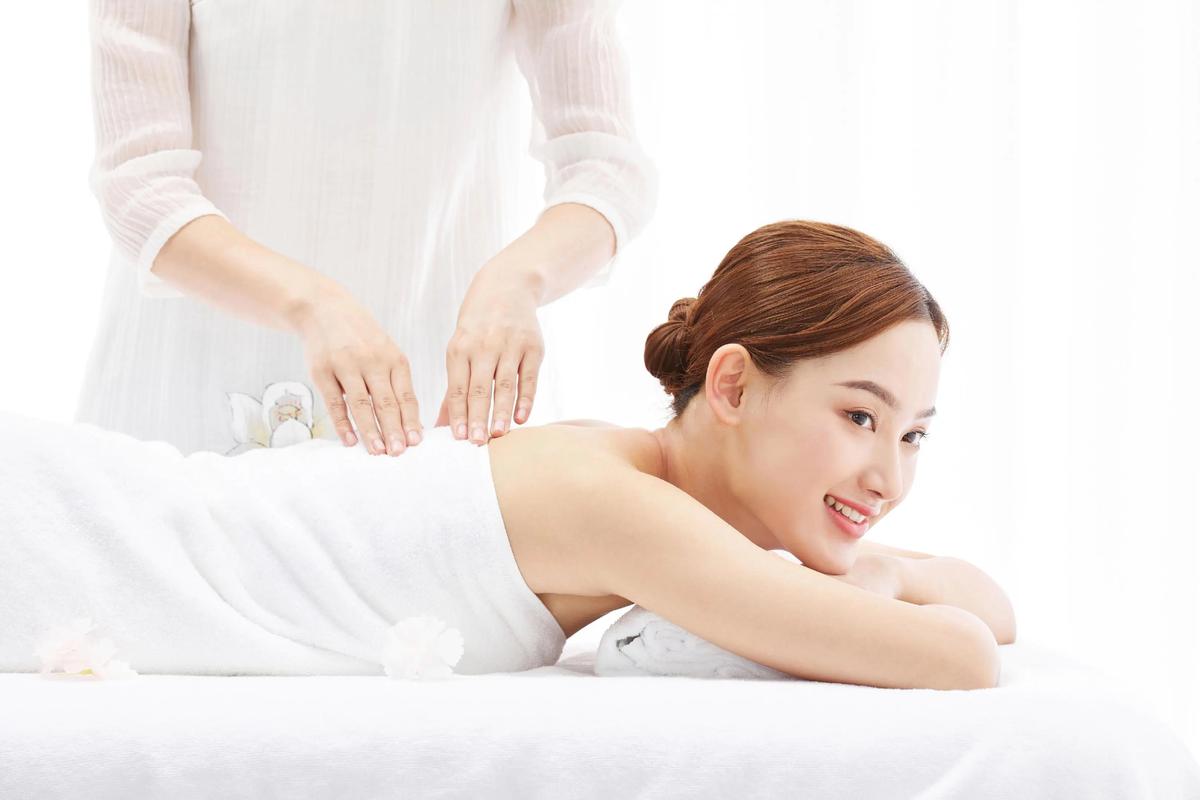 操白黑丝美女的相关介绍
