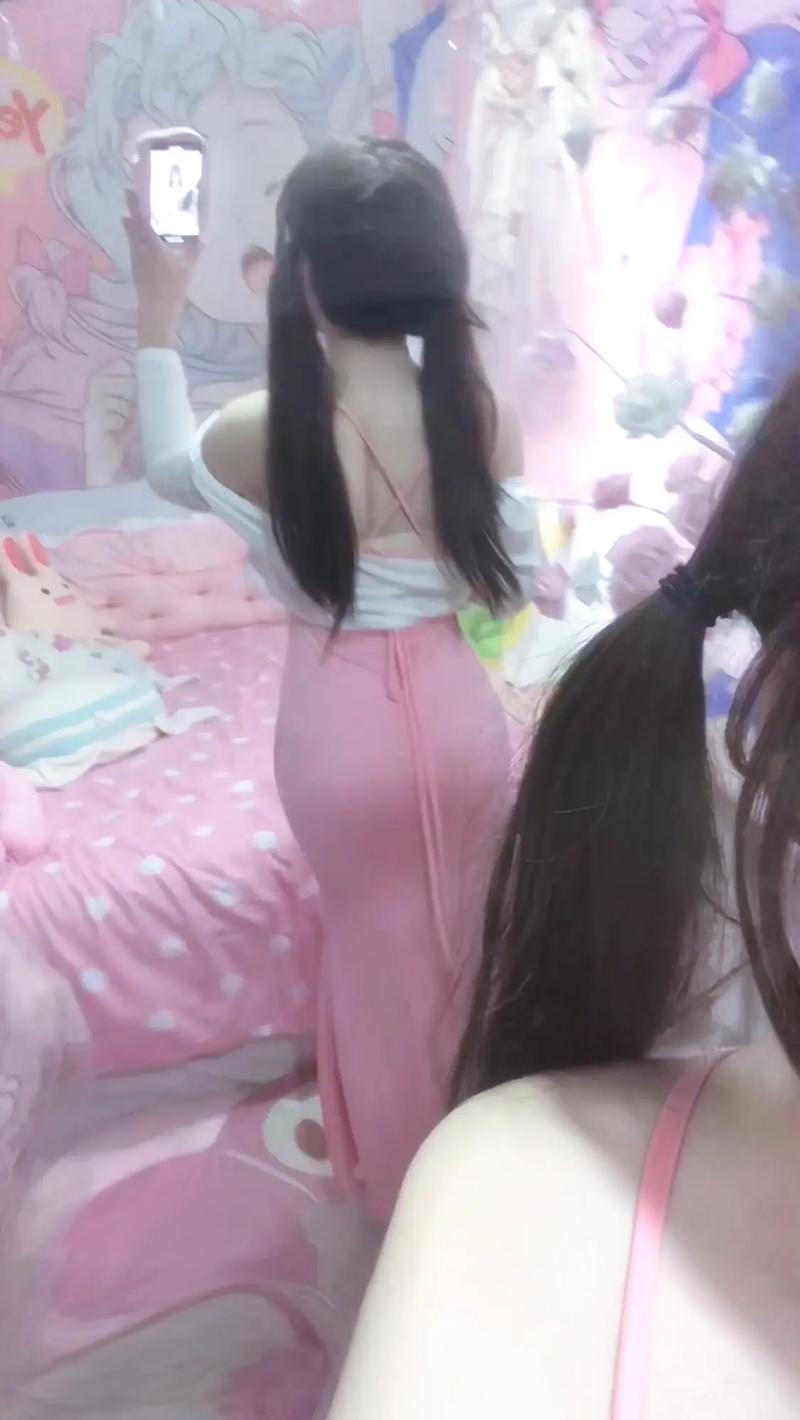 操极品美女老师的相关介绍