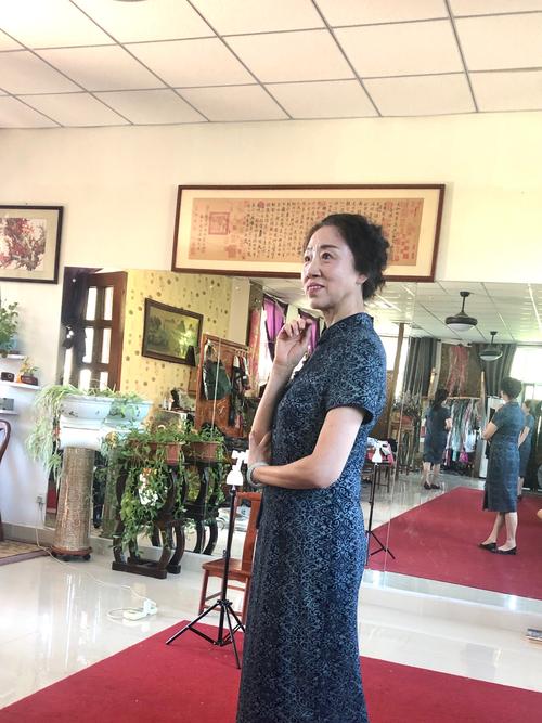 一边亲一边捏一边揉的相关介绍