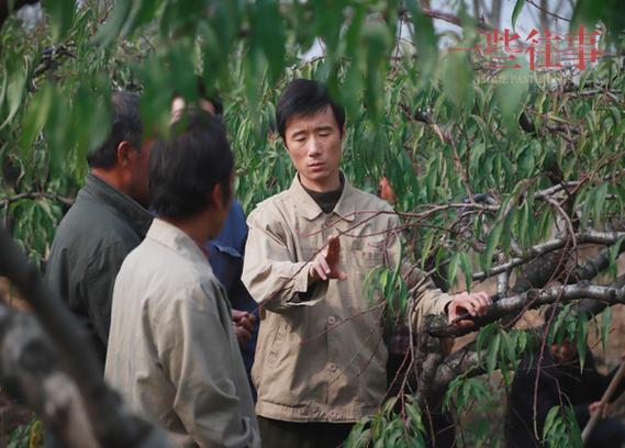 《一边摸一边亲》免费的相关介绍